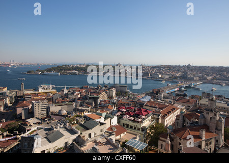 Vues du haut de la tour de Galata, à Istanbul, en Turquie. Donnant sur le Bosphore, la mer de Marmara, l'Asie, et l'Europe. Banque D'Images