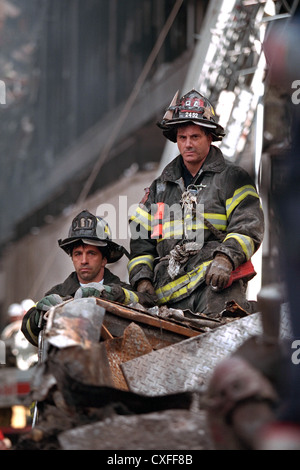 Les pompiers regardent le président américain George W. Bush les sauveteurs à l'adresse World Trade Center détruit le 14 septembre 2001 à New York. Récupération et travailleurs adressée Bush rallié la nation à la suite des attaques terroristes. Banque D'Images