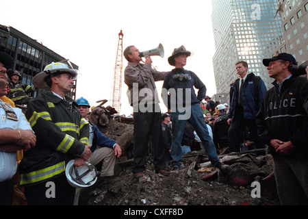 Le président américain George W. Bush, debout sur les décombres du World Trade Center détruit les sauveteurs avec les adresses de la ville de New York à la retraite pompier Bob Beckwith, 14 septembre 2001 à New York. Récupération et travailleurs adressée Bush rallié la nation à la suite des attaques terroristes. Banque D'Images