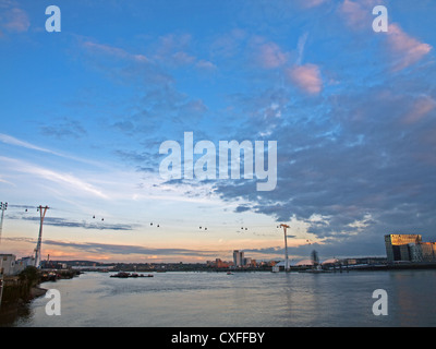 Vue du coucher de soleil du Emirates Air Line, London's premier téléphérique montrant la Tamise, Londres, Angleterre, Royaume-Uni Banque D'Images