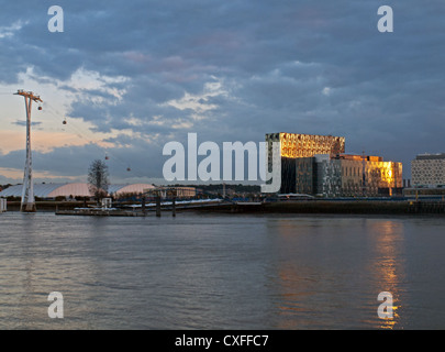 Vue du coucher de soleil du Emirates Air Line, London's premier téléphérique montrant la Tamise, Londres, Angleterre, Royaume-Uni Banque D'Images