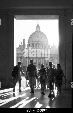 Les touristes encadrée dans front St Peters Basilica, Vatican, Rome. Banque D'Images