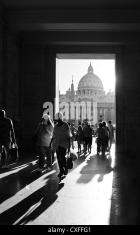 Les touristes encadrée dans front St Peters Basilica, Vatican, Rome. Banque D'Images