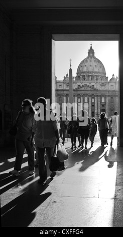 Les touristes encadrée dans front St Peters Basilica, Vatican, Rome. Banque D'Images