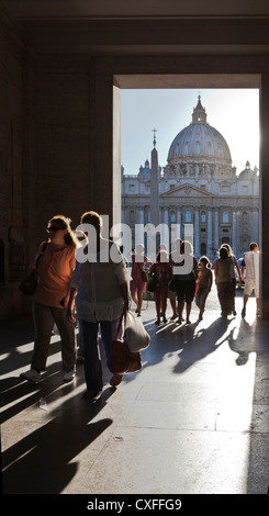 Les touristes encadrée dans front St Peters Basilica, Vatican, Rome. Banque D'Images