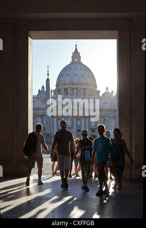 Les touristes encadrée dans front St Peters Basilica, Vatican, Rome. Banque D'Images