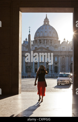 Femme encadrée dans front St Peters Basilica, Vatican, Rome. Banque D'Images