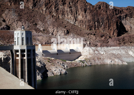 Rive du Lac Mead au Barrage Hoover, montrant d'amenée d'Tour sur le côté du Nevada Banque D'Images