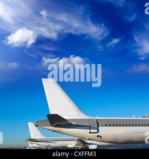 Les avions dans une rangée, sous le bleu ciel ensoleillé Banque D'Images