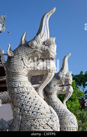 Créature mythique décorations sur de balustres, Wat Chedi Luang, Chiang Mai, Thaïlande Banque D'Images