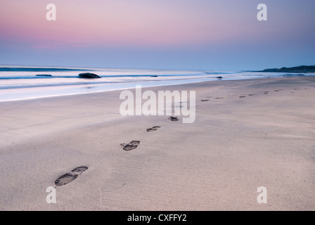 Seul l'ensemble des empreintes Fanore beach juste après le coucher du soleil. Banque D'Images