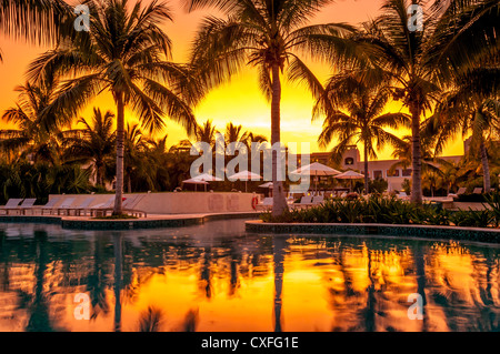 Hacienda Tres Rios Resort piscine au coucher du soleil ; Riviera Maya, au Mexique. Banque D'Images