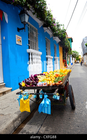 L'Fruiterer panier sur une rue de Cartagena de Indias, Colombie Banque D'Images