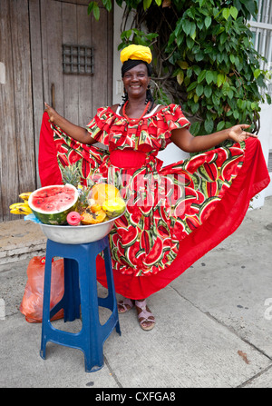 Portrait de vendeurs de fruits traditionnels de Palenque (Palenquera), Cartagena de Indias, Colombie, Amérique du Sud. Banque D'Images