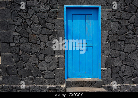 Porte bleue en pierre de lave noire mur de maçonnerie à La Palma Canaries Banque D'Images