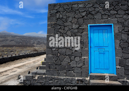 Porte bleue en pierre de lave noire mur de maçonnerie à La Palma Canaries Banque D'Images