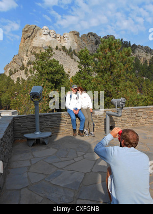 S touristiques leur photo en face du Mont Rushmore, dans le Dakota du Sud Banque D'Images
