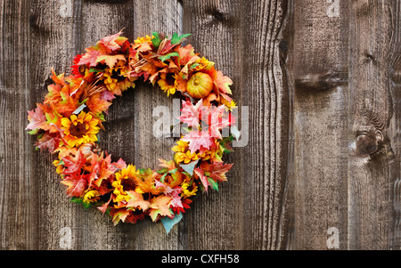 Couronne de fleurs d'automne sur la clôture en bois rustique Banque D'Images