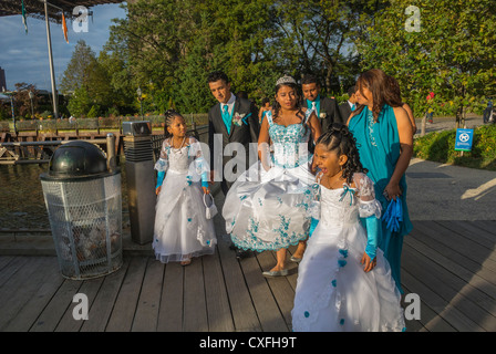 New York City, NY, États-Unis, DUMBO Street scènes, famille latino-américaine dans les robes de mariage à Brooklyn BRI-DGE Park, gentrification des zones de la ville aux États-Unis, famille multigénérationnelle, les enfants habillés de fantaisie Banque D'Images