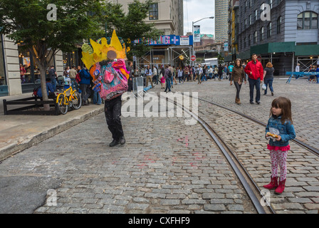 New York, NY, USA, DUMBO Arts Festival, Brooklyn, artiste de rue, l'embourgeoisement des villes en nous Banque D'Images