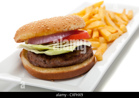 Un hamburger et de frites sur un fond blanc Banque D'Images