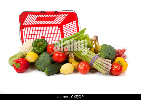 Panier en plastique rouge avec légumes frais sur un fond blanc Banque D'Images