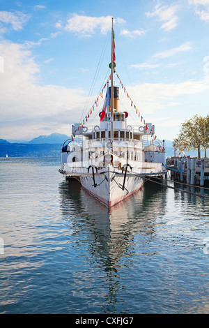 Bateau à vapeur d'époque à l'embarcadère sur le lac Léman (Lac) Genaeva Banque D'Images