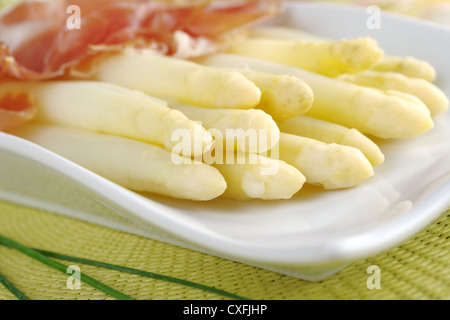 Asperges Blanches cuites fraîches servies avec du jambon (Selective Focus, se concentrer sur l'avant de l'asperge sur la gauche) Banque D'Images