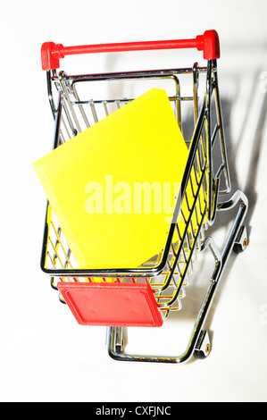 Liste de magasinage en miniature trolley isolated on white Banque D'Images