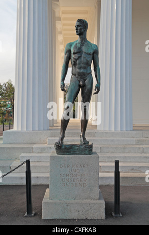 Statue de Theseus-Tempel dorique, une réplique de l'Theseion à Athènes, dans le centre de la Volksgarten, Vienne, Autriche. Banque D'Images