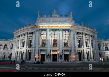 Début de soirée vue de l'entrée principale du Burgtheater (théâtre), Universitätsring 2 1010 Vienne, Autriche. Banque D'Images