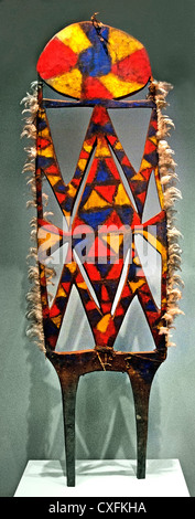 Conseil rituel Wenena gerua ca 1950 Papouasie-Nouvelle-Guinée Eastern Highlands Siane plumes peinture bois 140 cm fibre Banque D'Images