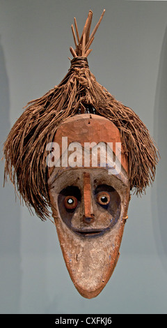 Lor masque fin du xixe siècle, la Papouasie-Nouvelle-Guinée Nouvelle Grande-bretagne peinture bois 66 cm fibre Banque D'Images