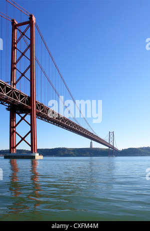 Lisbonne, 25 avril célèbre vieux pont sur la rivière Tejo (Tage) Banque D'Images