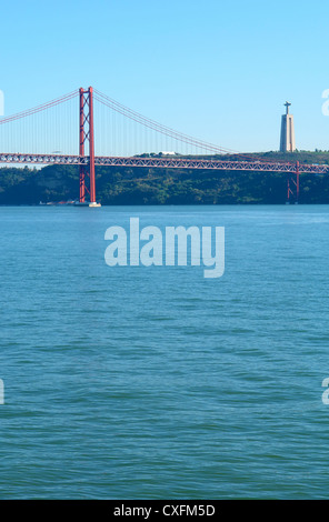 Lisbonne, 25 avril célèbre vieux pont sur la rivière Tejo (Tage) Banque D'Images