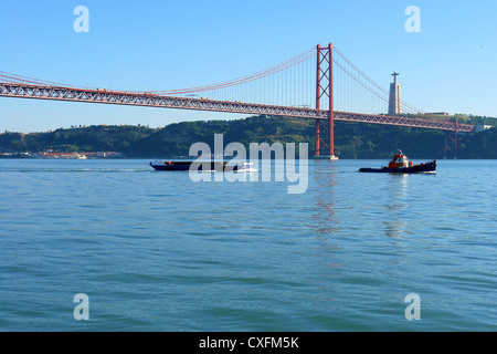 Lisbonne, 25 avril célèbre vieux pont sur la rivière Tejo (Tage) Banque D'Images