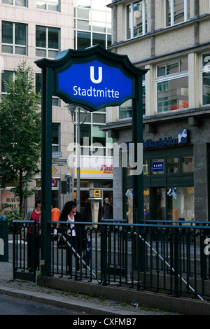 U-Bahn signe au-dessus de la gare de Berlin Allemagne Stadmitte Banque D'Images