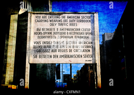 Le célèbre Checkpoint Charlie signe provenant de la partie russe à Berlin Banque D'Images