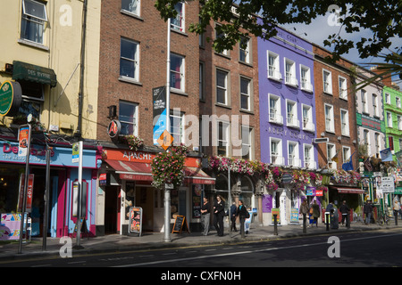 La ville de Dublin Eire Voir le long de bâtiments colorés de Batchelor à pied le long du fleuve Liffey Banque D'Images