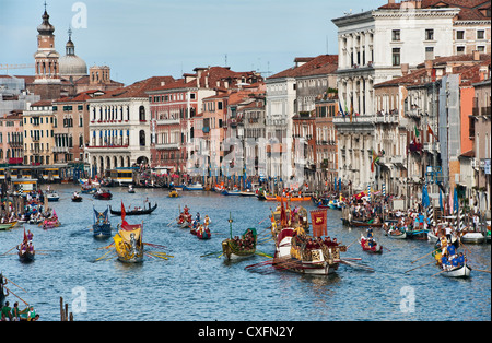 Le Grand Canal à Venise, en Italie, avec des bateaux traditionnels et des rameurs costumés pendant la régate historique annuelle (Regata Storico) Banque D'Images