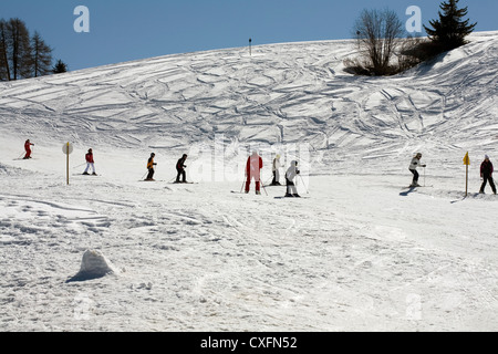 Les enfants qui apprennent à skier à l'école de ski sur les pistes de l'Alpe di Siusi Alpe di Siusi Val Gardena Dolomites Italie Banque D'Images