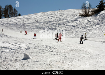 Les enfants qui apprennent à skier à l'école de ski sur les pistes de l'Alpe di Siusi Alpe di Siusi Val Gardena Dolomites Italie Banque D'Images