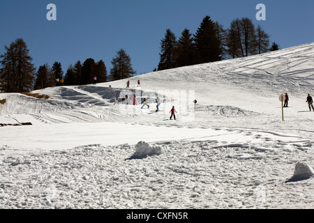 Les enfants qui apprennent à skier à l'école de ski sur les pistes de l'Alpe di Siusi Alpe di Siusi Val Gardena Dolomites Italie Banque D'Images