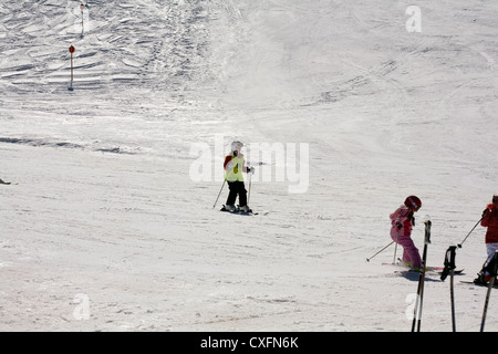 Les enfants qui apprennent à skier à l'école de ski sur les pistes de l'Alpe di Siusi Alpe di Siusi Val Gardena Dolomites Italie Banque D'Images