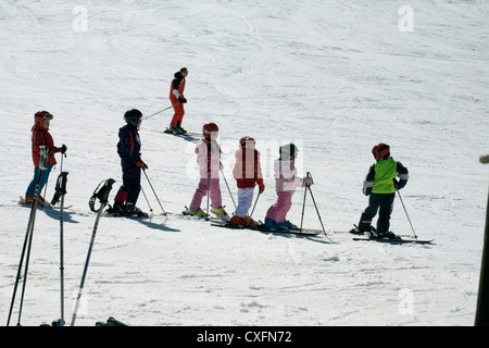 Les enfants qui apprennent à skier à l'école de ski sur les pistes de l'Alpe di Siusi Alpe di Siusi Val Gardena Dolomites Italie Banque D'Images