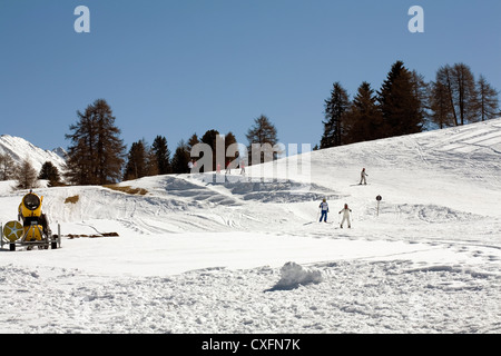 Les enfants qui apprennent à skier à l'école de ski sur les pistes de l'Alpe di Siusi Alpe di Siusi Val Gardena Dolomites Italie Banque D'Images