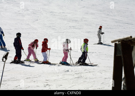 Les enfants qui apprennent à skier à l'école de ski sur les pistes de l'Alpe di Siusi Alpe di Siusi Val Gardena Dolomites Italie Banque D'Images