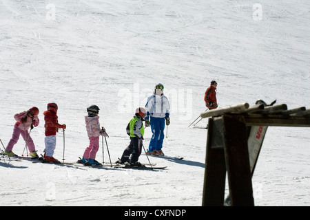 Les enfants qui apprennent à skier à l'école de ski sur les pistes de l'Alpe di Siusi Alpe di Siusi Val Gardena Dolomites Italie Banque D'Images