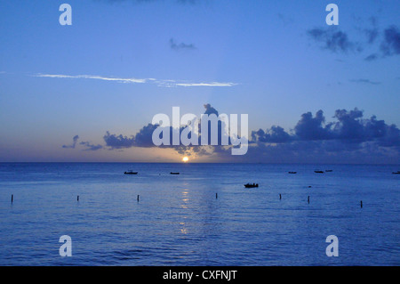 La Barbade coucher de soleil paysage marin tropical des tons bleus tranquillité Banque D'Images