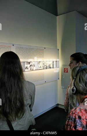 Les jeunes gens de lire ce qui est arrivé aux Juifs en Europe entre 1933 et 1945 au Jewish Memorial Center à Berlin Banque D'Images